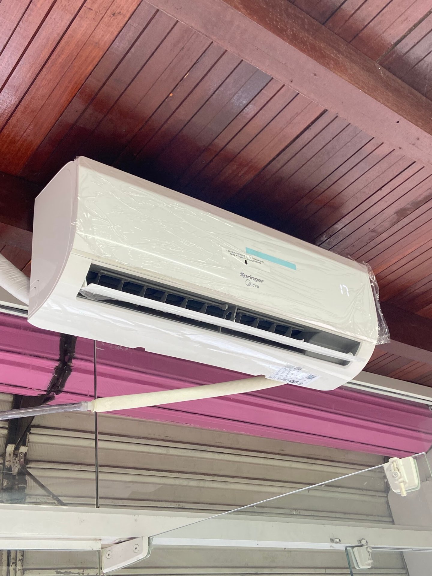 Instalação de ar-condicionado split em estabelecimento comercial