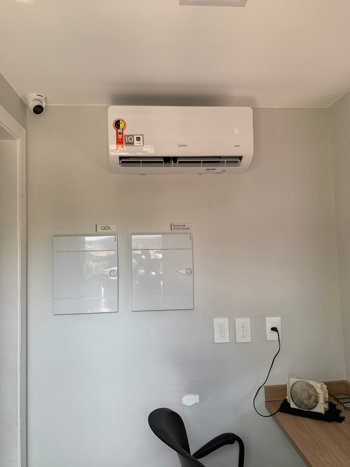 Instalação de ar-condicionado split em sala técnica com quadros elétricos