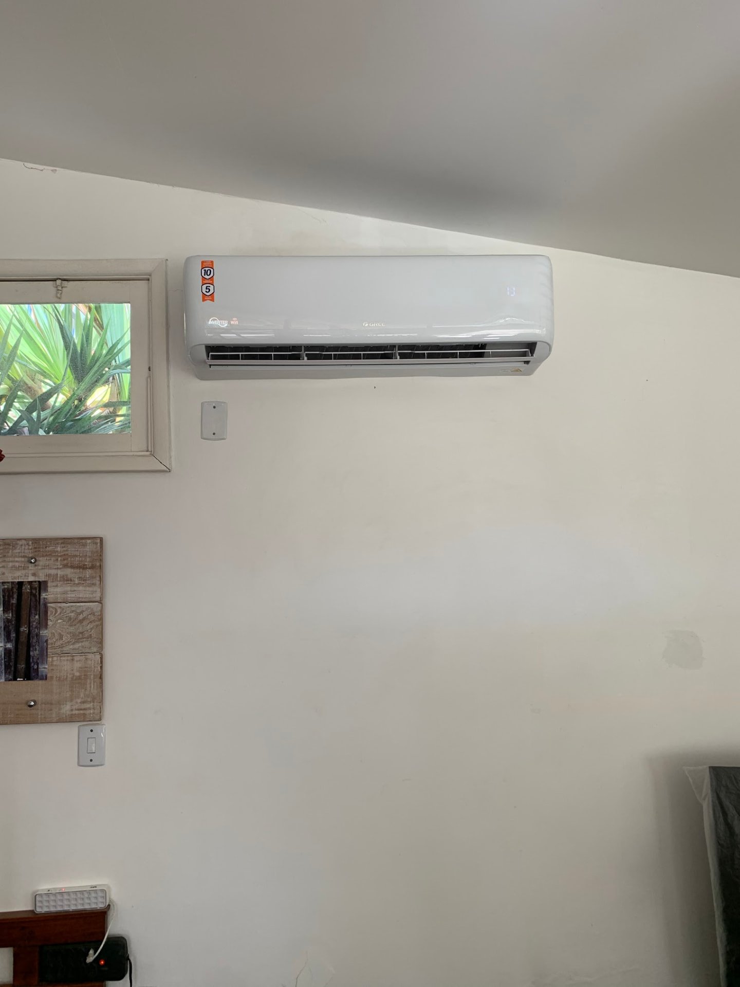 Ar-condicionado split instalado em ambiente residencial em Niterói